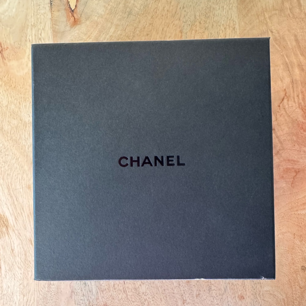 CHANEL Elegant Black Gift Box - Picture 2 of 4